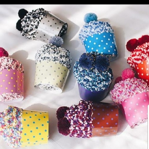 Cupcake fuzzy socks with ornament box - Picture 4 of 8